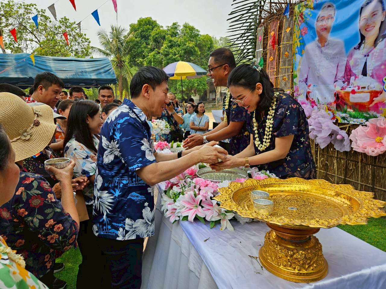 📝สพอ.เมืองปาน  : ร่วมกิจกรรมประเพณีรดน้ำดำหัวนายอำเภอเมืองปาน และผู้นำชุมชน